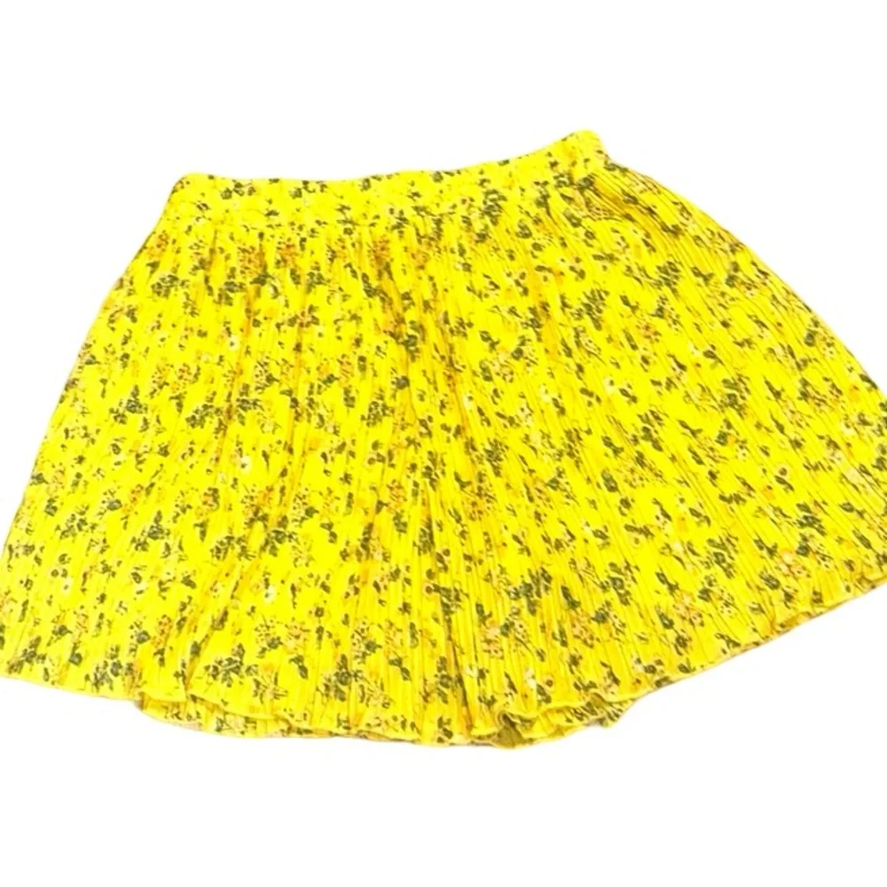 Chelsea & Violet | Women’s Pleated Yellow & Floral Mini Skort | L
